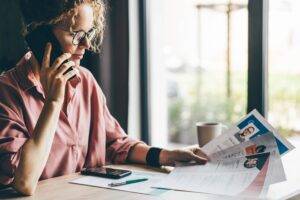 Tendance marché emploi 20323 pour les cadres et les dirigeants - une manager qui consulte des CVs